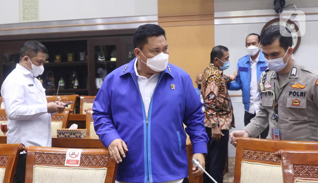 Kepala Badan Narkotika Nasional (BNN) Komjen Pol Petrus Reinhard Golose bersiap mengikuti rapat dengar pendapat dengan Komisi III DPR di Kompleks Parlemen, Senayan, Jakarta, Senin (7/6/2021). Rapat membahas penyusunan program kerja tahun 2022. (Liputan6.com/Angga Yuniar)