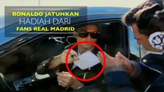 Berita video Cristiano Ronaldo jatuhkan hadiah dari salah satu fans Real Madrid saat menuju tempat latihan.