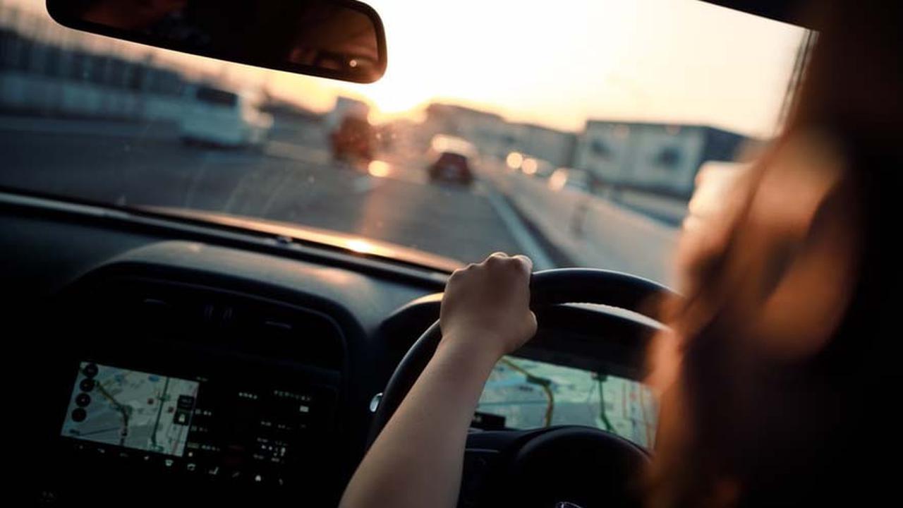 Mengendarai mobil (unsplash)