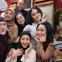 Momen Arisan Melly Goeslaw dan Sahabat di Rumah Yuni Shara yang Homey. (instagram/wonty_dw)