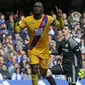 Striker Crystal Palace, Christian Benteke, merayakan gol yang dicetaknya ke gawang Chelsea pada laga Premier League di Stadion Stamford Bridge, Inggris, Sabtu (1/4/2017). Chelsea kalah 1-2 dari Crystal Palace. (AFP/Ian Kington)