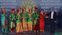 Lima orang anggota Galang Dance Community dari Padang Sumatera Barat membawakan Tari Piring yang kemudian menang World Cup of Folklore. (Sumber: KBRI Sofia)