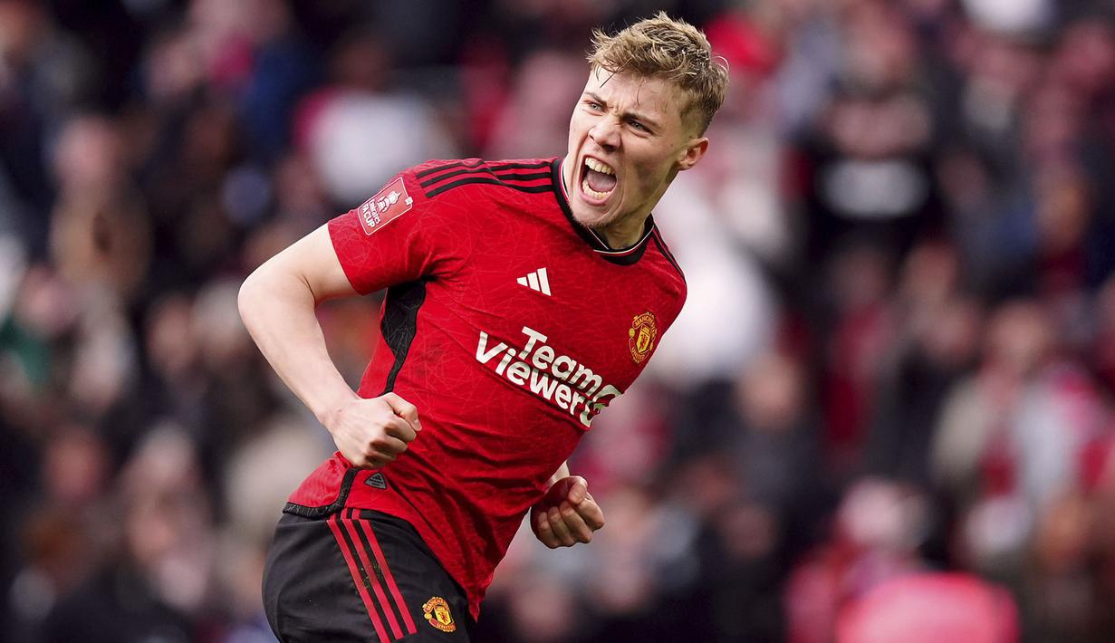 Selebrasi striker Manchester United, Rasmus Hojlund setelah menjadi penentu kemenangan 4-2 Manchester United atas Coventry City dalam adu penalti pada laga semifinal Piala FA 2023/2024 di Wembley Stadium, London, Minggu (21/4/2024). (PA via AP Photo/Mike Egerton)