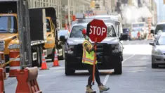 Seorang pekerja konstruksi bekerja di sebuah lokasi pembangunan di Manhattan, New York, Amerika Serikat, Senin (8/6/2020). Usai menjalani karantina wilayah (lockdown) selama hampir tiga bulan, New York City memasuki fase pertama pembukaan kembali pada 8 Juni 2020. (Xinhua/Wang Ying)