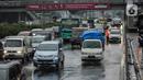 Kendaraan bermotor melintasi genangan air di ruas Tol Dalam Kota (Dalkot), Jakarta, Selasa (17/12/2019). Air hujan sempat menggenangi sebagian ruas Tol Dalam Kota  untuk arah Kuningan arah Cawang hingga sempat membuat lalu lintas tersendat. (Liputan6.com/Faizal Fanani)
