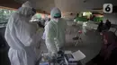 Calon penumpang mengikuti layanan pemeriksaan tes antigen di Terminal Kampung Rambutan, Jakarta, Rabu (19/5/2021). Penumpang yang baru tiba dan yang akan berangkat dari Terminal Kampung Rambutan dilakukan tes swab antigen maupun GeNose. (Liputan6.com/Johan Tallo)