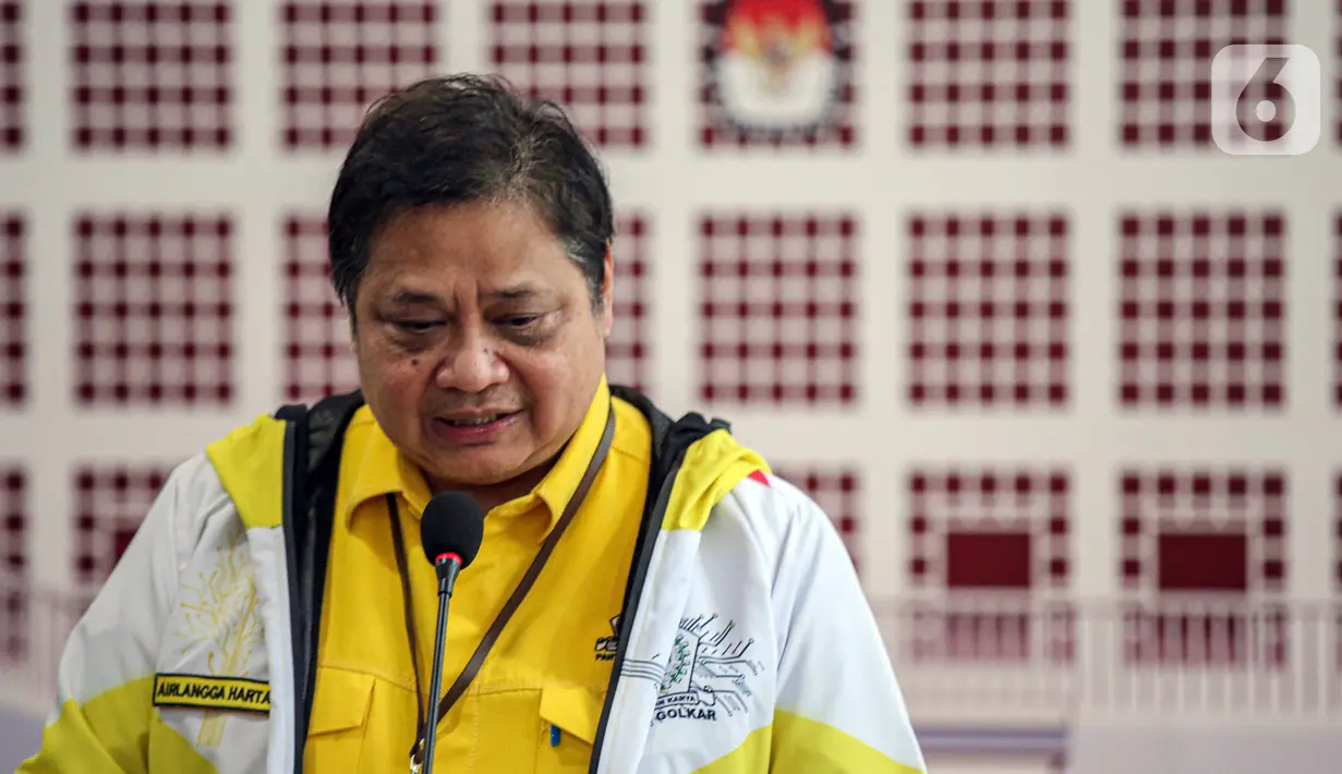 Ketua Umum Partai Golkar Airlangga Hartarto menyampaikan keterangan usai pendaftaran di Gedung KPU RI, Jakarta, Rabu (10/8/2022). Pendaftaran bersama tiga partai Koalisi Indonesia Bersatu (KIB), Golkar, PAN, dan PPP tak hanya membuktikan bahwa KIB solid, tetapi sekaligus mengungkap harapan publik terkait semangat persatuan yang terus dikedepankan oleh KIB. (Liputan6.com/Faizal Fanani)