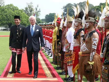 Presiden Jokowi bersama Raja Swedia Carl XVI Gustaf saat melaksanakan upacara jajar pasukan di Istana Kepresidenan Bogor, Senin (22/5). Kehadiran Raja Swedia disambut langsung Jokowi yang mengenakan pakaian adat Betawi. (Liputan6.com/Angga Yuniar)