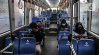 Penumpang menaiki bus listrik Transjakarta di Terminal Blok M, Jakarta, Kamis (4/11/2021). Uji coba bus listrik Transjakarta dilakukan seiring pemberlakuan PPKM Level 1 di Jakarta dengan menerapkan protokol kesehatan serta menunjukkan sertifikat vaksinasi COVID-19. (merdeka.com/Iqbal S. Nugroho)