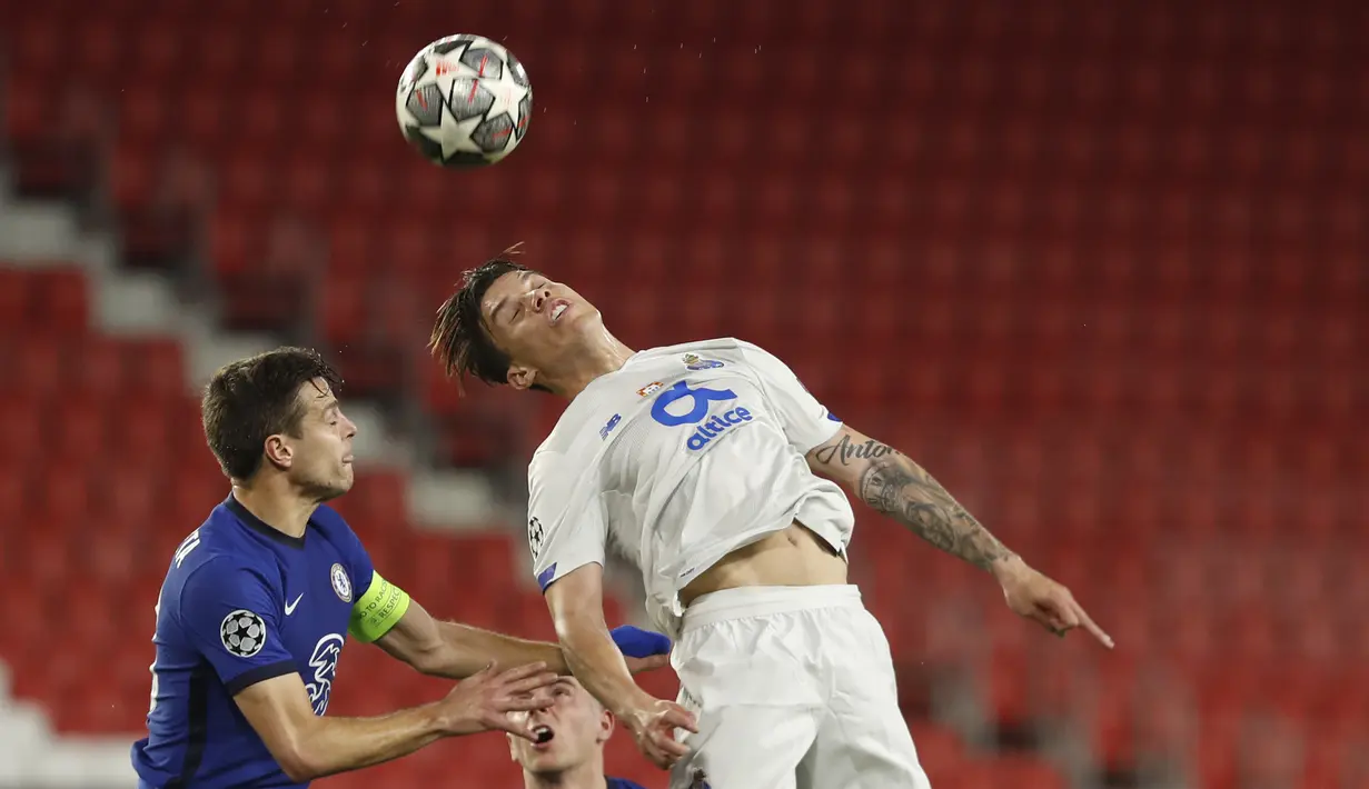 Bek Chelsea, Cesar Azpilicueta berebut bola udara dengan pemain Porto, Mateus Uribe pada leg kedua perempat final Liga Champions di stadion Ramon Sanchez Pizjuan, Spanyol, Rabu (14/4/2021). Chelsea lolos ke semifinal usai mengandaskan Porto dengan agregat 2-1. (AP Photo/Angel Fernandez)