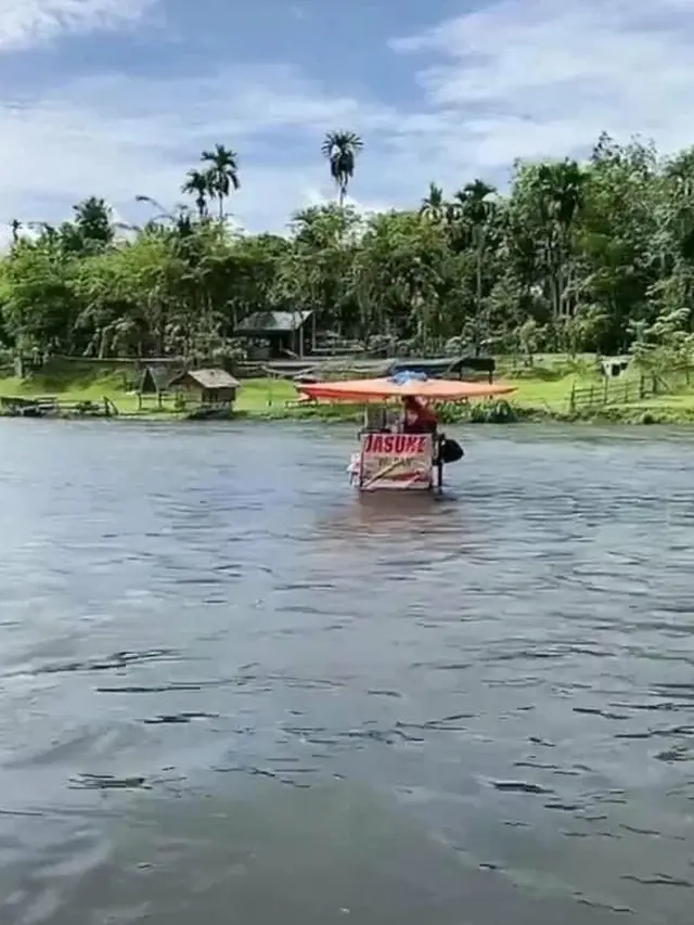 6 Potret Orang Jualan di Pinggir hingga Tengah Sungai Ini Nyeleneh