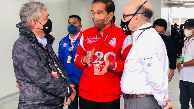 Preside Jokowi berbincang dengan CEO Dorna Sports Carmelo Ezpeleta, Minggu (20/3/2022).