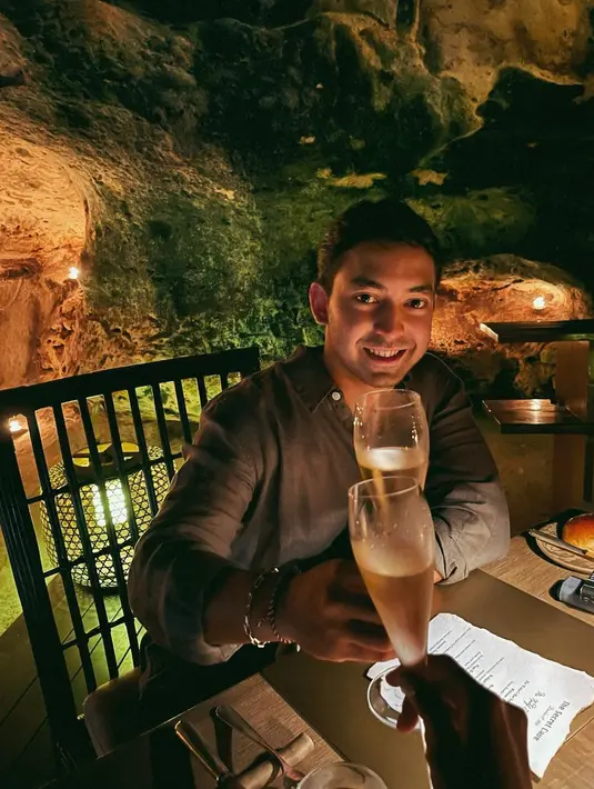 Bukan dinner biasa, pasalnya dinner tersebut berlangsung di sebuah gua di Jimbaran, Bali. @anyageraldine.