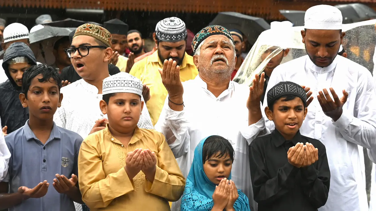 Umat Muslim India Sholat Idul Adha 2023 di Bawah Guyuran Hujan