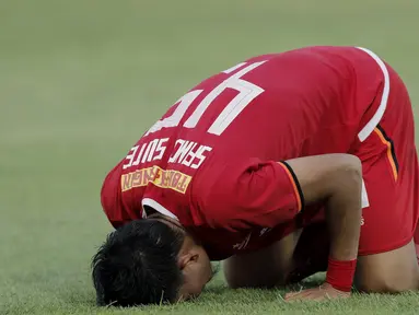 Gelandang Persija Jakarta, Sandi Sute, melakukan selebrasi sujud syukur usai membobol gawang Kalteng Putra pada laga Liga 1 2019 di Stadion Madya, Jakarta, Selasa (20/8). Persija menang 3-0 atas Kalteng Putra. (Bola.com/M Iqbal Ichsan)