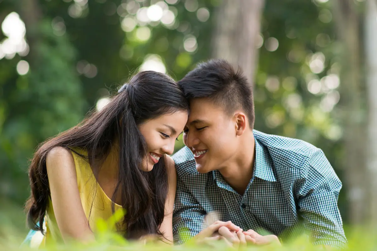 couple romantis bahagia