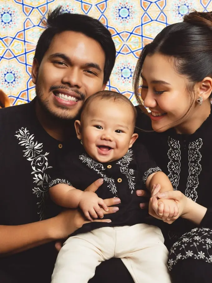 Aaliyah Massaid Tampil Kompak Bersama Suami dan Putranya Kenakan Busana Muslim Serba Hitam cocok untuk bulan Ramadan tahun ini. [@bohopannaofficial]