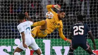 Peran seorang kiper atau penjaga gawang dalam sebuah tim amatlah krusial. Kiper dapat menjadi tembok terakhir namun juga berperan sebagai titik awal serangan. 5 kiper berikut telah menjadi andalan tim meski masih berusia muda. Siapa sajakah mereka? (AFP/Franck Fife)