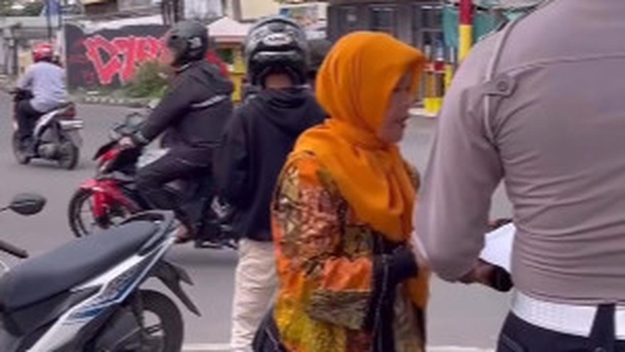 Ibu-Ibu ini Kegirangan Dapat 'Surat Cinta' dari Polisi Gara-Gara Tak Pakai Helm