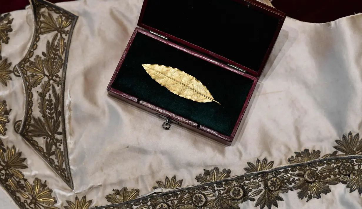 Sebuah rompi dan daun salam emas yang merupakan bagian mahkota dari Kaisar Prancis, Napoleon I diperlihatkan di rumah lelang Osenat di Paris, Prancis (15/11). Kedua benda tersebut akan dilelang di rumah lelang Osenat. (AFP Photo/Stephane De Sakutin)