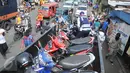 Petugas Dishub DKI mengangkut motor yang parkir di bahu jalan kawasan Kebayoran Lama, Jakarta, Kamis (12/5). Razia dilakukan untuk menertibkan kawasan itu & membuat jera pengendara yang memarkir kendaraan bukan pada tempatnya (Liputan6.com/Gempur M Surya)