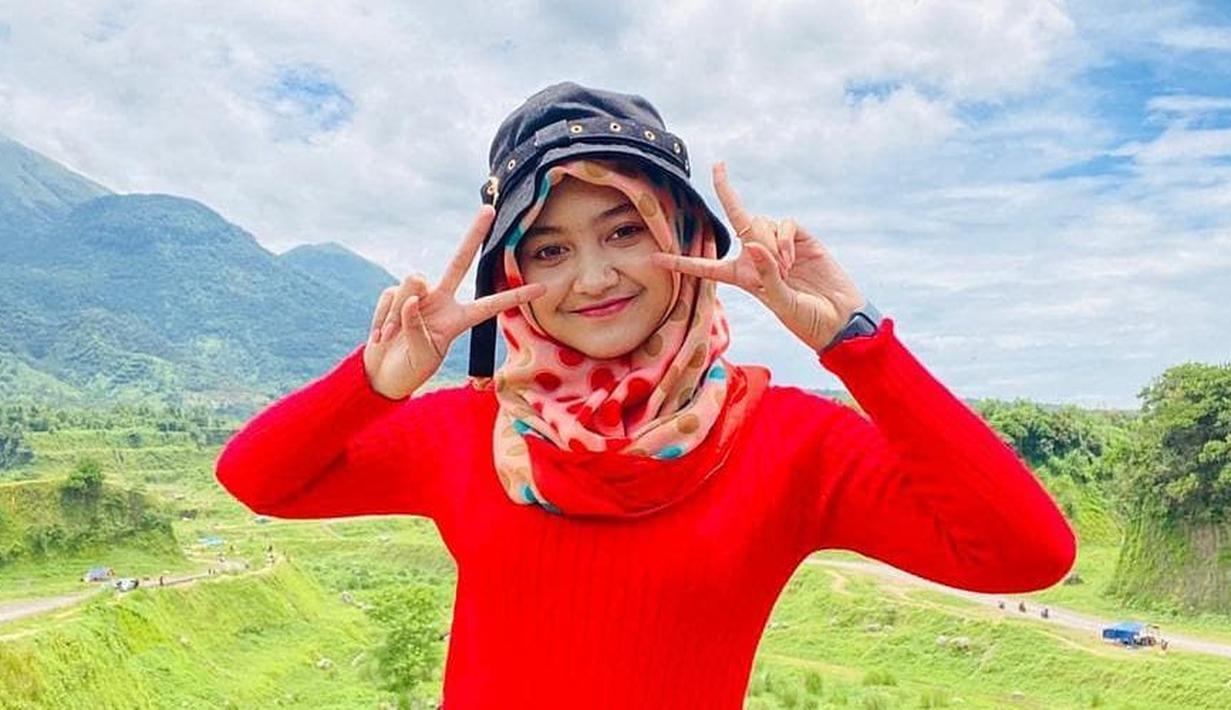 Foto Gaya Jihan Audy Dalam Balutan Hijab Anggun Dan Santai Surabaya Liputan6 Com Jihan audylia arinde silva atau yang memiliki nama panggung jihan audy adalah seorang wanita penyanyi dangdut kelahiran mojokerto pada 12 januari 2004. gaya jihan audy dalam balutan hijab