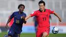Bek Timnas Prancis U-20, Jordan Semedo (kiri) berebut bola dengan gelandang Timnas Korea Selatan U-20, Kang Seong-jin pada laga Grup F Piala Dunia U-20 2023 di Malvinas Argentinas Stadium, Mendoza, Argentina, Selasa (23/5/2023) dini hari WIB. (AP Photo/Natacha Pisarenko)