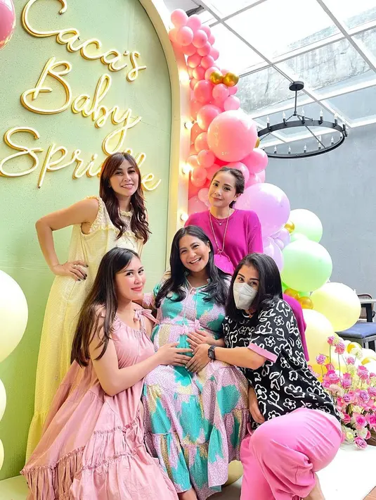 Lucunya, kepindahan Syahnaz dan Nissa juga tidak jauh-jauh dari Andara. Raffi mengatakan, hanya butuh waktu lima menit dari kediamannya menuju rumah Nissa dan Syahnaz. Meskipun begitu, kebersamaan di rumah Andara tetap berbeda. (Instagram/nissyaa)