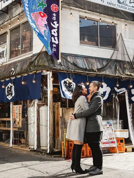 "Finally, bismillah sayang," ujar Tyas Mirasih sambil memamerkan cincin di jari manis tangan kanannya. Matanya tampak memerah, terlihat Tyas Mirasih menangis. (Instagram/tyasmirasih)