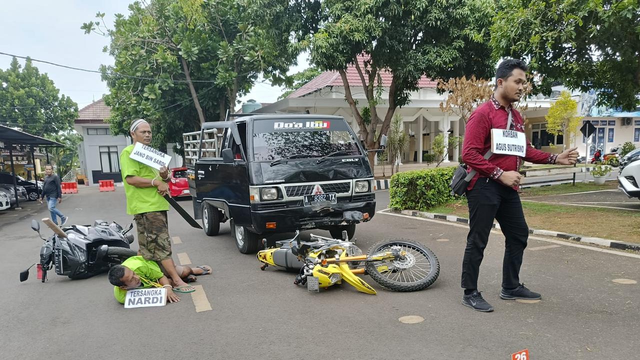 Reka ulang pembunuhan sekdes Sidonganti Tuban di Mapolres Tuban. (Istimewa)