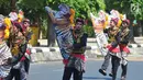 Peserta memeriahkan kirab defile perayaan HUT ke-73 Bhayangkara di kawasan Simpang Lima Semarang, Rabu (10/7/2019). Kirab defile itu menampilkan aeromodeling, polisi cilik, seni bela diri, drum band, barongsari, kesenian Jateng, komunitas,dan Ormas. (Liputan6.com/Gholib)