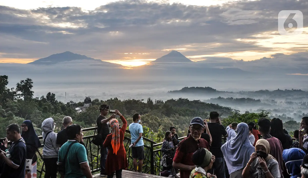 <p>Wisatawan menikmati matahari terbit atau sunrise dengan latar belakang Candi Borobudur di Punthuk Setumbu, Karangrejo, Magelang, Jawa Tengah, Senin (16/5/2022). Punthuk Setumbu menjadi destinasi favorit di Jawa Tengah, terlebih saat libur Waisak yang terkenal dengan keindahan alam Candi Borobudur dan sekitarnya saat matahari terbit. (merdeka.com/Iqbal S. Nugroho)</p>