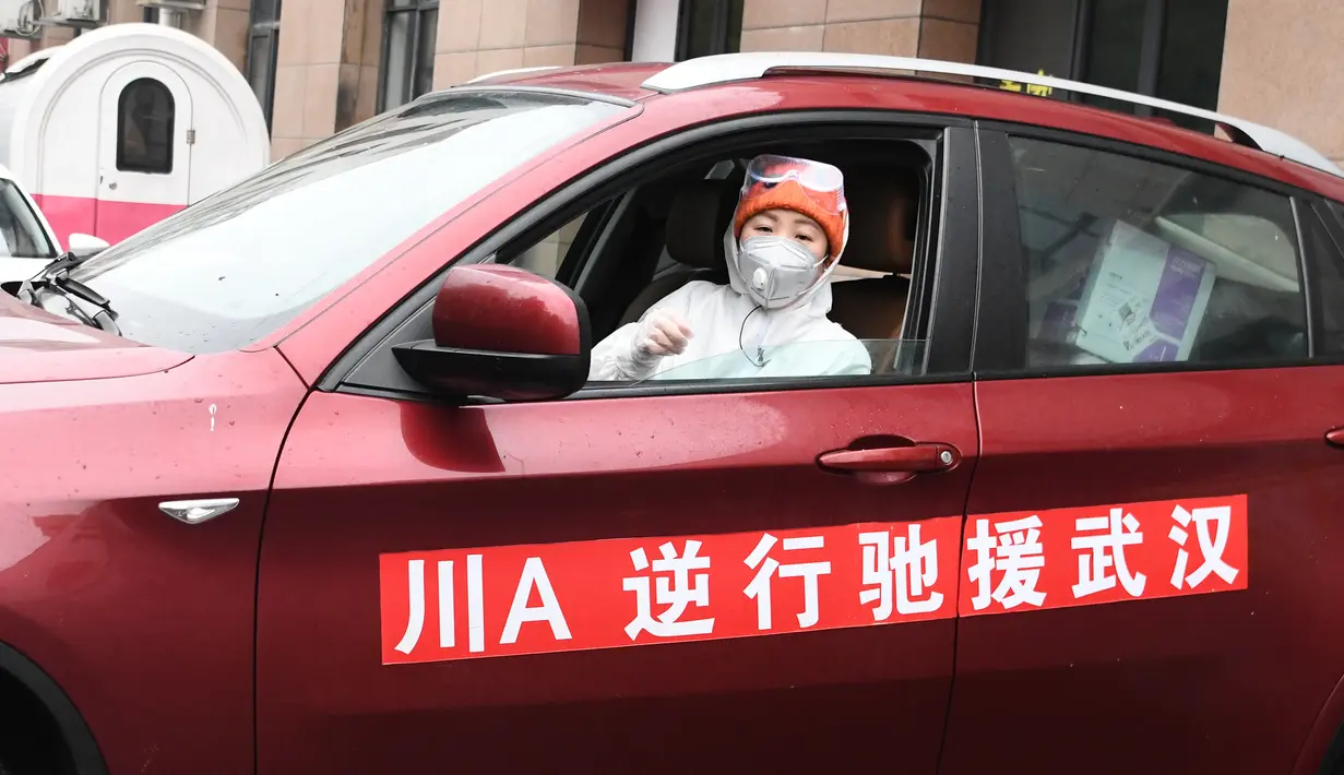 Liu bersiap mengantar makanan untuk para petugas medis di Wuhan, Provinsi Hubei, China, Rabu (26/2/2020). Liu diberi julukan kesayangan ‘Raincoat Sister’ (Saudari Berjas Hujan) oleh para petugas medis karena dia selalu mengenakan jas hujan lantaran tidak adanya pakaian pelindung. (Xinhua/Cheng Min)