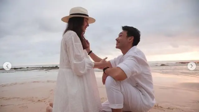 Chelsea Islan dilamar kekasihnya, Rob Clinton Kardinal di tepi pantai