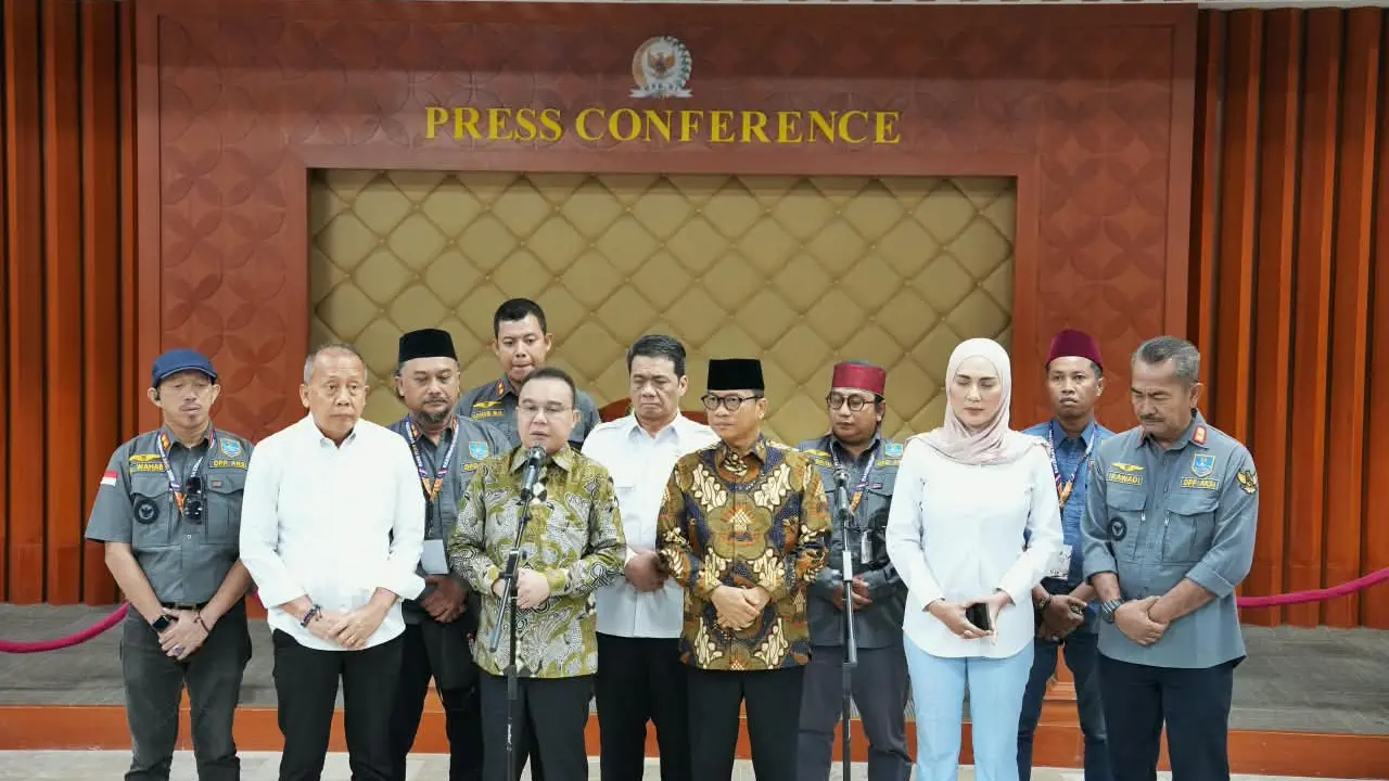 Wakil Ketua DPR RI Sufmi Dasco Ahmad bersama Wakil Ketua DPR RI Saan Mustopa dan Sari Yuliati.