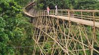Pemandangan Jembatan Bambu di Sasak Panyawangan, Purwakarta. (Instagram:@lutfihaswal/https://www.instagram.com/p/CdotdhLhkuQ/Geiska Vatikan Isdy)
