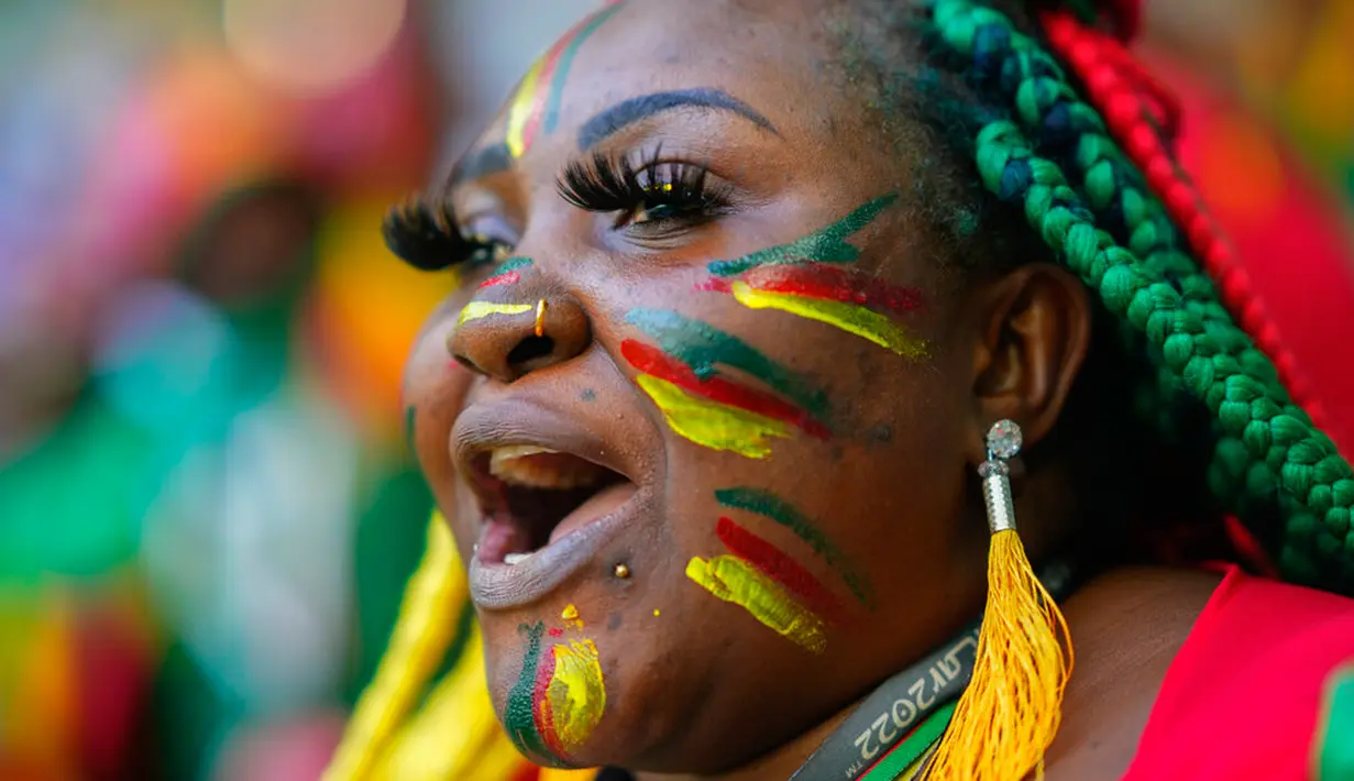 Seorang suporter dari Kamerun bereaksi sebelum dimulainya pertandingan sepak bola Grup G Piala Dunia 2022 antara Swiss dan Kamerun di Stadion Al Janoub, Al Wakrah, Qatar, Kamis (24/11/2022). (AP Photo/Petr Josek)