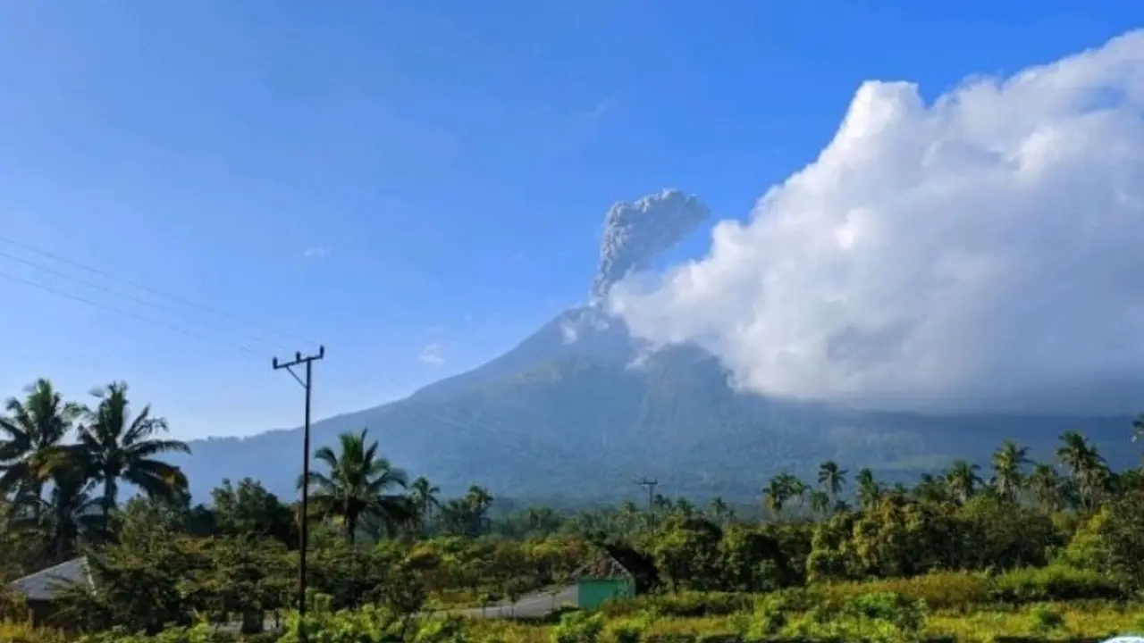 Erupsi Gunung Lewotobi Laki-Lakidi Kabupaten Flores Timur, NTT, Selasa (9/6/2026).