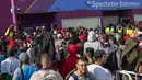 Penggemar mengantre di luar Stadion Al Janoub di Wakrah, dengan harapan mendapatkan tiket pertandingan sepak bola semifinal Piala Dunia 2022 antara Prancis vs Maroko, Selasa (13/12/2022). Partai hidup mati akan tersaji antara timnas Prancis melawan Maroko pada babak semifinal Piala Dunia 2022 di Stadion Al Bayt, Kamis (15/12) dini hari WIB. (AP Photo/Francisco Seco)