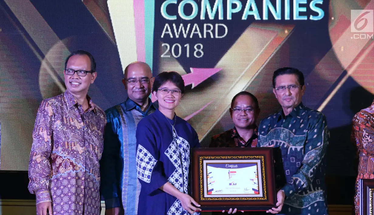 Head of Corporate Communication, Irnawati W Kahardja (ketiga kiri) mewakili pimpinan PT Surya Citra Media Tbk menerima penghargaan Fast Growing New Public Company kategori Trade Services and Investment di Jakarta, (31/7). (Liputan6.com/Helmi Fithriansyah)