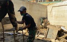 FOTO: Aksi Cepat Prajurit TNI AD Pulihkan Kantor MPD Kuala Simpang