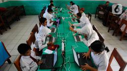 Sejumlah siswa SDN Pondok Petir 01 mengikuti Asesmen Nasional Berbasis Komputer (ANBK) di Depok, Jawa Barat, Selasa (4/10/2022). Dalam simulasi para siswa mengerjakan soal di perangkat laptop dengan materi literasi dan numerasi. (merdeka.com/Arie Basuki)