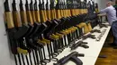 Polisi Brasil menunjukkan 60 senapan serbu yang disita saat konferensi pers di Rio de Janeiro, 1 Juni 2017.  Penyitaan senjata militer ini diklaim sebagai yang terbesar di Brasil selama satu dekade itu. (AP Photo/Silvia Izquierdo)