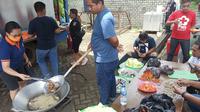 Tim gabungan menyiapkan makanan cepat saji di dapur umum untuk warga Kabupaten Kepulauan Sitaro, Sulut, Kamis (16/2/2023), yang mengungsi akibat peningkatan aktivitas Gunung Karangetang dalam sepekan terakhir ini.