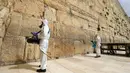 Pekerja membersihkan Tembok Ratapan, situs paling suci di mana orang Yahudi dapat berdoa sebagai bagian dari langkah-langkah untuk mencegah penyebaran Covid-19 di Kota Tua Yerusalem (31/3/2020). (AFP/Emmanuel Dunand)