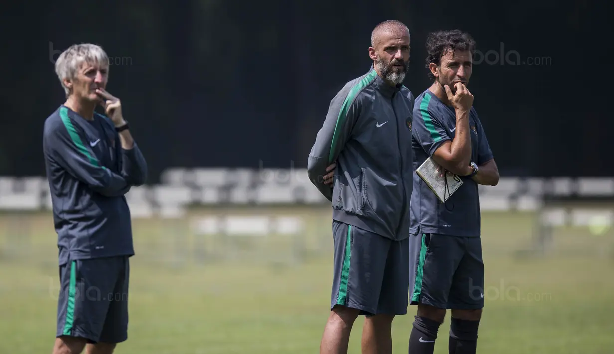 Pelatih Timnas Indonesia U-22, Luis Milla, didampingi asistennya mengamati latihan anak asuhnya di Lapangan SPH Karawaci, Banten, Kamis (10/8/2017). Latihan dilakukan sebagai persiapan jelang SEA Games 2017 Malaysia. (Bola.com/Vitalis Yogi Trisna)