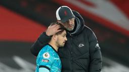 Pelatih Liverpool, Jurgen Klopp, berbicara dengan Xherdan Shaqiri saat menghadapi Southampton pada laga lanjutan Liga Inggris, Selasa (5/1/2021). Liverpool takluk 0-1 menghadapi Southampton. (AFP/Adam Davy/pool)