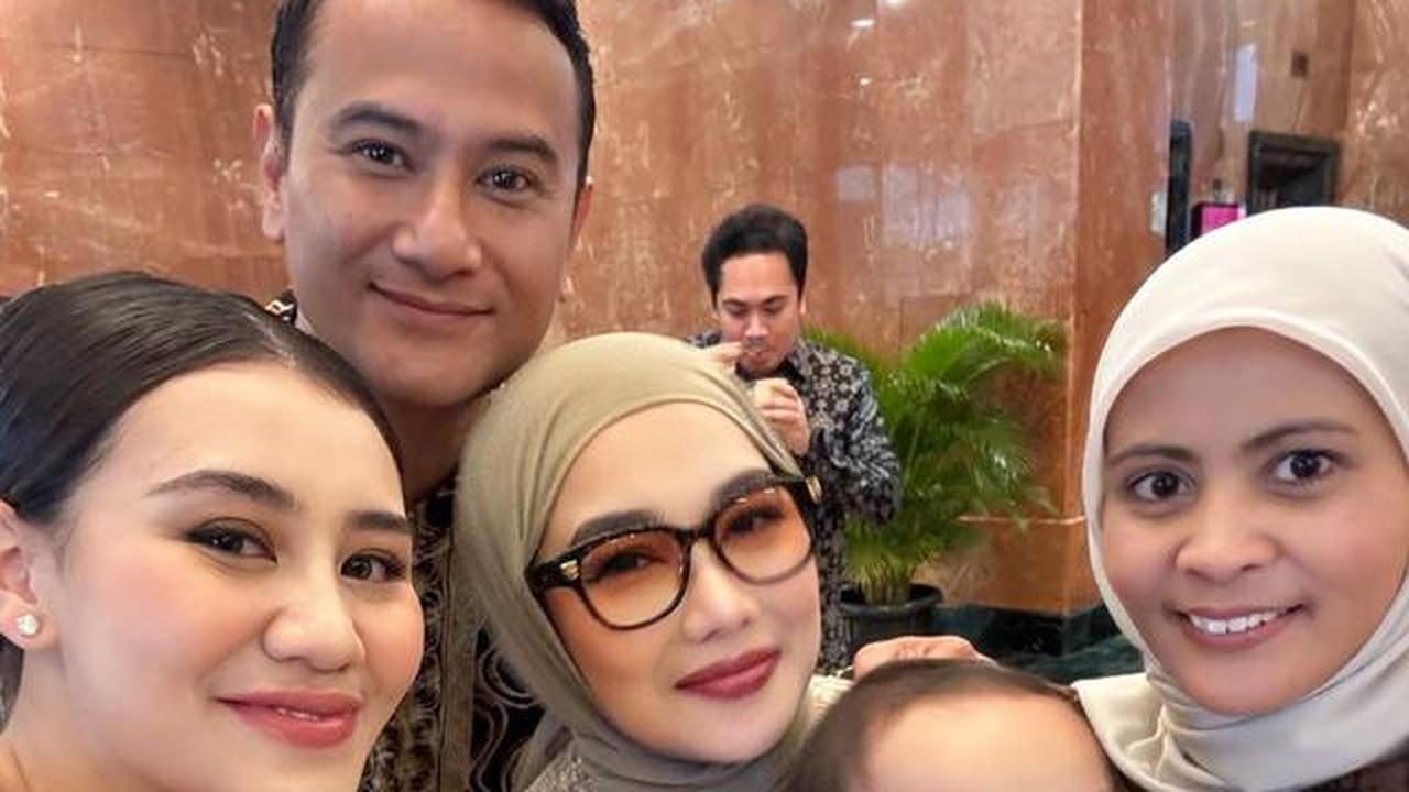 6 Potret Gamis Brokat Reza Artamevia dan Geni Faruk di Tedak Siten Anak Aaliyah Massaid