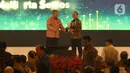 Gubernur Bank Indonesia Perry Warjiyo menyerahkan penghargaan BI Award 2019 kepada Direktur Manajemen Risiko BNI Rico Budidarmo dalam acara Pertemuan Tahunan Bank Indonesia (PTBI) 2019 di Jakarta, Kamis (28/11/2019). (Liputan6.com/Angga Yuniar)