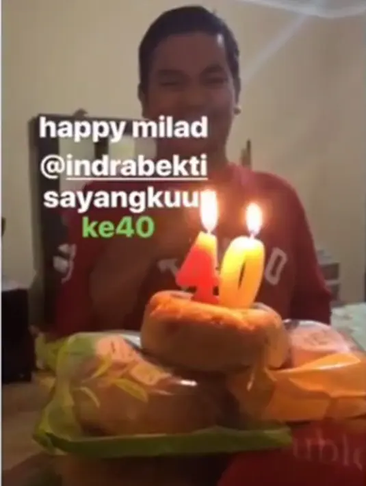 Terlihat di video singkat yang diunggah Dila, Bekti yang terkejut dengan kedatangan istri dan anak-anaknya terlihat meneteskan air mata. Perasaan sedih campur bahagia dirasakan Bekti kala itu. (Instagram/indrabekti)